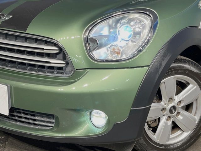 ●HIDヘッドライト:明るく前方を照らしてくれるので、悪天候や夜間の走行時も視界良好で安心してお乗りいただけます。