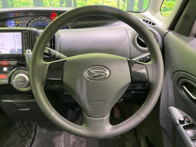 �C���e���A�ɍ��킹���f�U�C���̃X�e�A�����O�́A�^�]�������̂��Ƃ��l���A�^�]���₷���`��A�傫���ł��B�����x�A���ۂɐG���Ă��m���߂��������B