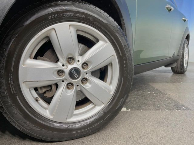 ●純正16インチアルミホイール:輸入車ならではの卓越した走りを支えるホイールと足回りです!日本車の走りに慣れている方にもぜひ体感して頂きたいほど、高いレベルでまとまっています!