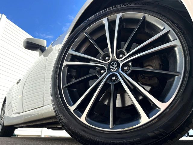 �y����17�C���`�A���~�z�C�[���z�O�ςɃ}�b�`���������A���~�z�C�[���𑕒����Ă���܂��B�e��ЊO�A���~�z�C�[����A�X�^�b�h���X�^�C�����戵�����Ă���܂��B���񂲑��k����������