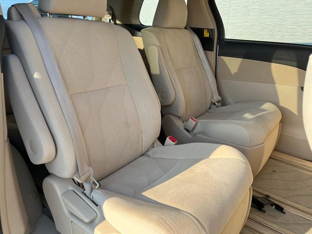 後部座席も気になるようなキズ・汚れやへたり等、大きなダメージはなく、良好な状態です。