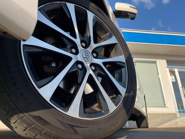 【純正18インチアルミホイール】外観にマッチした純正アルミホイールを装着しております。各種社外アルミホイールや、スタッドレスタイヤも取扱いしております。是非ご相談ください♪