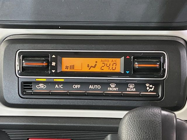 【オートエアコン】一度お好みの温度に設定すれば、車内の温度を検知し風量や温度を自動で調整。暑い…寒い…と何度もスイッチ操作をする必要はありません。快適な車内空間には必須の機能ですね♪