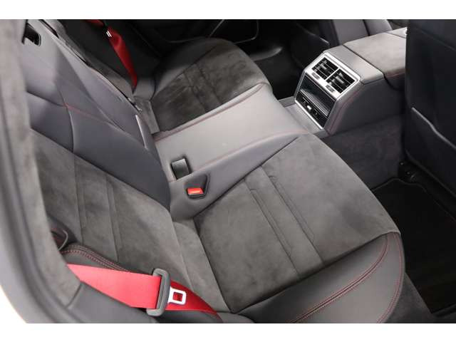 走行2.7万kmながらコンディション良好で、ポルシェが誇る快適で上質な走行フィールがしっかり残っています。