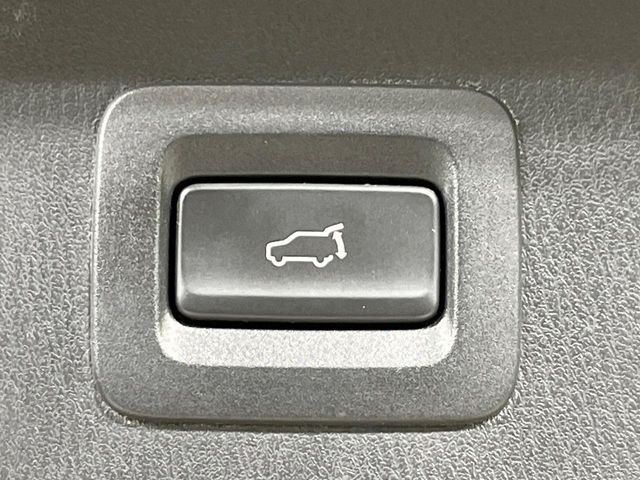 【パワーバックドア】スマートキーや運転席のボタンを押すだけでリアゲートが自動で開閉します!荷物を持っている時や、高い位置にあるバックドアを閉める際に便利な機能です♪