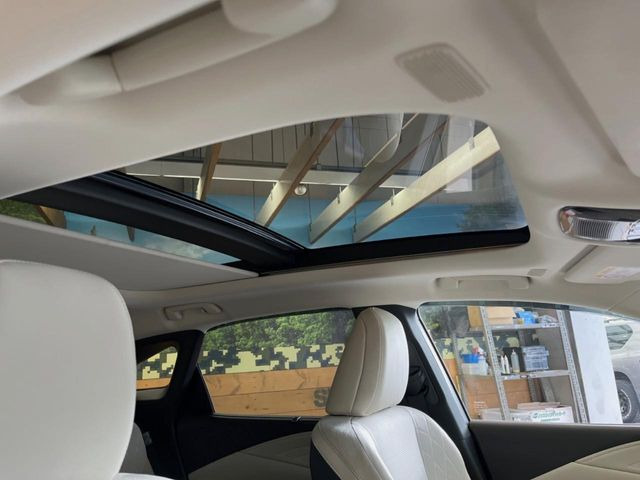 【サンルーフ】開放感たっぷりの希少装備、サンルーフが装着されています!車内に明かりを取り入れたり景色を楽しむ以外にも、車内の空気も簡単に換気できて快適です!