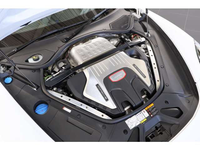 4.0L V型8気筒DOHCツインターボ、480ps/63.2kgm、全長×全幅×全高mm 5049×1937×1422mm、車両重量 2040kg