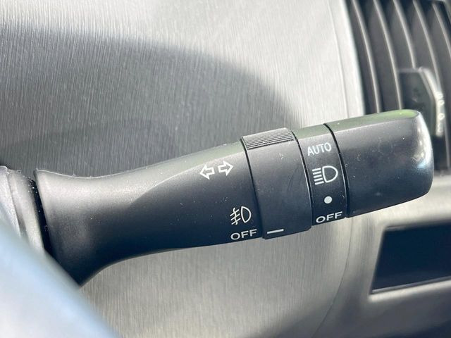 【オートライト】周りの明るさに応じて自動でヘッドライトの点灯・消灯ができる機能です!ライトの付け忘れ・消し忘れなどが無くなり、雨の日や夕方の走行も安心!トンネル通過時も便利ですね♪