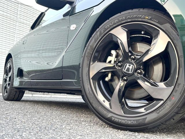 �y�����A���~�z�C�[���z�O�ςɃ}�b�`���������A���~�z�C�[���𑕒����Ă���܂��B�e��ЊO�A���~�z�C�[����A�X�^�b�h���X�^�C�����戵�����Ă���܂��B���񂲑��k����������