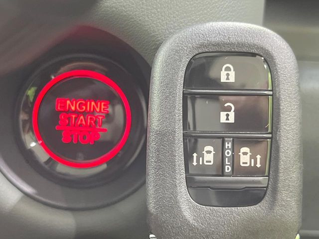 �yHonda�X�}�[�g�L�[�z�J�o����|�P�b�g�ɓ��ꂽ�܂܂ł��h�A�̎{���E�������\�ȃX�}�[�g�L�[�𑕔��B�G���W���̃I���E�I�t�����J�M�����o���K�v����������Ƃ��Ă��֗��ł���