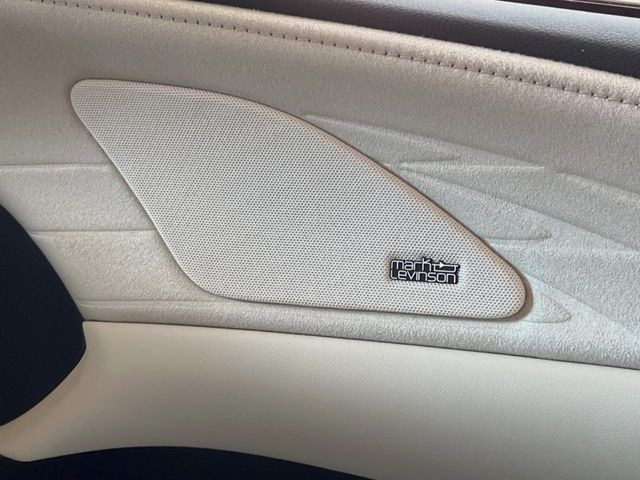 【マークレビンソンサウンドシステム】メーカーオプションの高品位サウンドシステムを搭載。専用のチューニングが施された大小様々なスピーカーから良質なサウンドが奏でられ、臨場感あふれる音響空間を演出します。