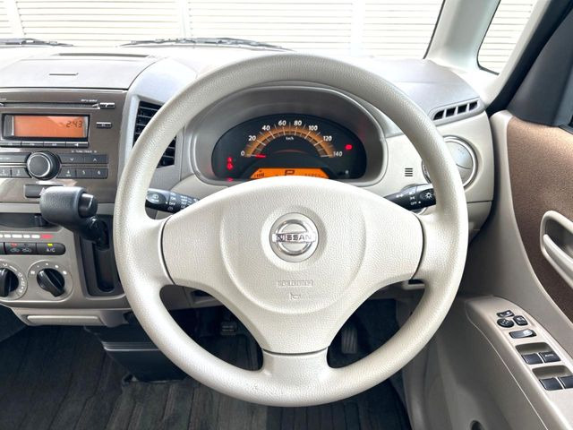 インテリアに合わせたデザインのステアリングは、運転される方のことも考え、運転しやすい形状、大きさです。是非一度、実際に触ってお確かめください。