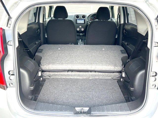 ���i�̂���������ʋ΁A���}���ɏ\���ȉ׎��X�y�[�X���m�ۂ��Ă���܂��B�Z�J���h�V�[�g��|���ƁA�傫�ȉו��̐ύڂ��\�ł���