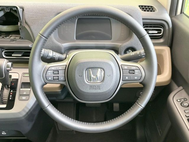 �C���e���A�ɍ��킹���f�U�C���̃X�e�A�����O�́A�^�]�������̂��Ƃ��l���A�^�]���₷���`��A�傫���ł��B�����x�A���ۂɐG���Ă��m���߂��������B