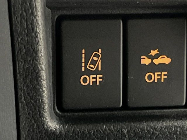 【車線逸脱警報】道路上の白(黄)線を認識し、意図せず走行中の車線からはみ出しそうになった時、メーター内の警告灯とブザーで注意喚起してくれる安心・安全機能です♪