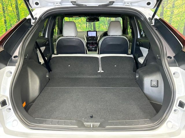 後席を格納すると、これだけの広さが!シーンに合わせたシートアレンジで、大きな荷物も積むことが出来ます♪