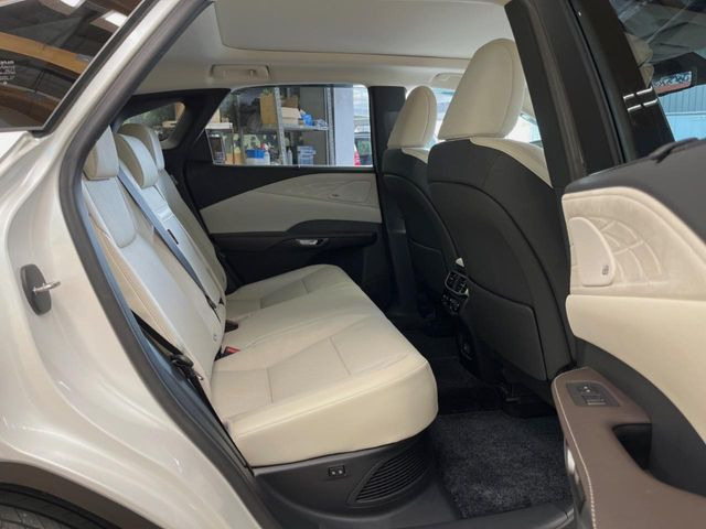 後部座席も気になるようなキズ・汚れやへたり等、大きなダメージはなく、良好な状態です。