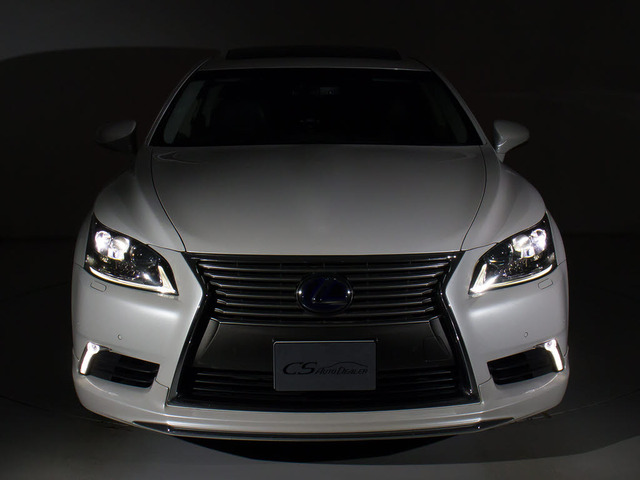 フロントビューの存在感をご覧ください!!ヘッドライトは視界良好のライト、さらにフォグライト搭載。デザイン性も高いのが特権です。