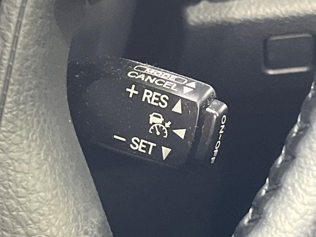 【レーダークルーズコントロール】高速道路での長距離走行が楽に!!自動で速度を保つクルーズコントロールが、衝突軽減システムと連携し、前方の車両を感知して車間を保つように速度調節してくれます!!