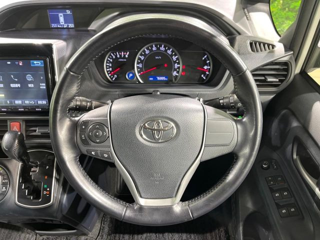 【純正革巻きステアリング】上質な革を使用することで、手にしっかり馴染みとても運転しやすいハンドルです♪