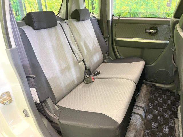 後部座席も気になるようなキズ・汚れやへたり等、大きなダメージはなく、良好な状態です。