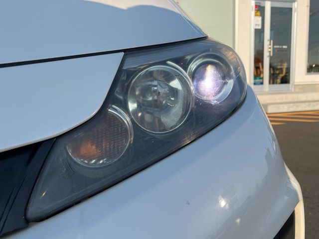 【HIDヘッドライト】非常に明るく前方を照らしてくれるので、悪天候や夜間の走行時も視界良好で安心してお乗りいただけます。