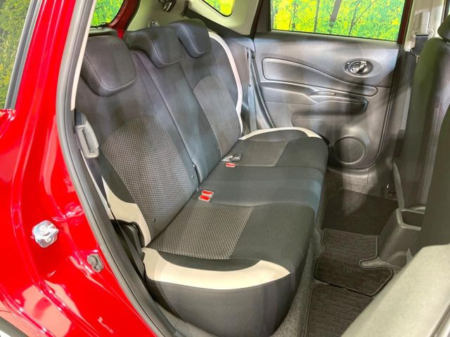 後部座席も気になるようなキズ・汚れやへたり等、大きなダメージはなく、良好な状態です。