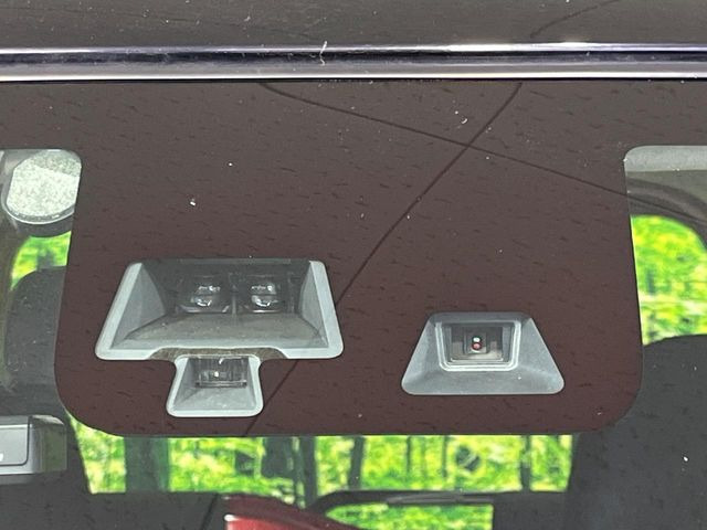 【エマージェンシーブレーキ】走行中に前方の車両等を認識し、衝突しそうな時は警報とブレーキで衝突回避と被害軽減をアシスト。より安全にドライブをお楽しみいただけます。