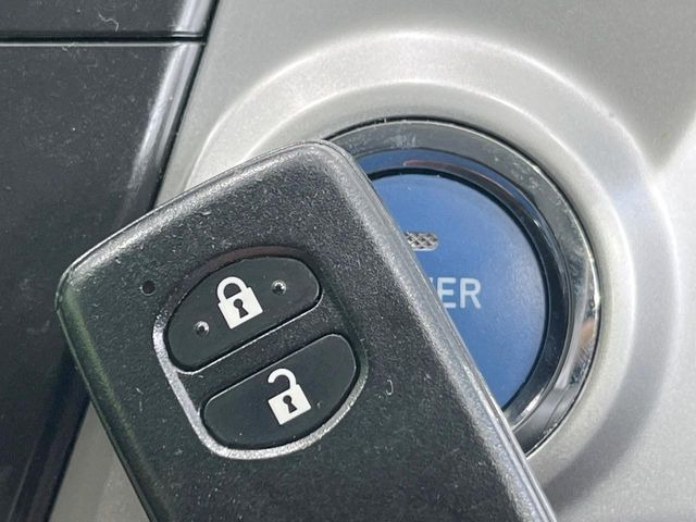 【スマートキー】カバンやポケットに入れたままでもドアの施錠・解錠が可能なスマートキーを装備。エンジンのオン・オフ時もカギを取り出す必要が無いからとっても便利です♪