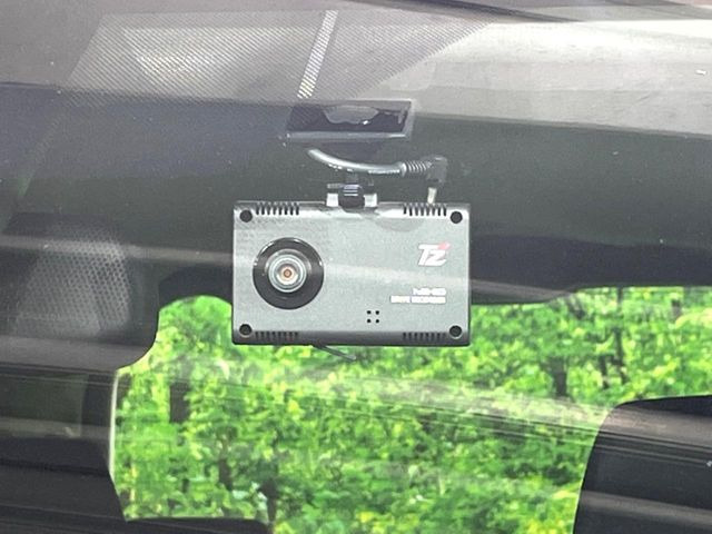 【ドライブレコーダー】安心・安全なカーライフに必須のドライブレコーダーを装備!走行中はもちろん、あおり運転や事故に遭遇した際の状況も映像で記録し、万一のリスクに備えます。