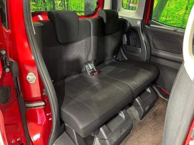 後部座席も気になるようなキズ・汚れやへたり等、大きなダメージはなく、良好な状態です。