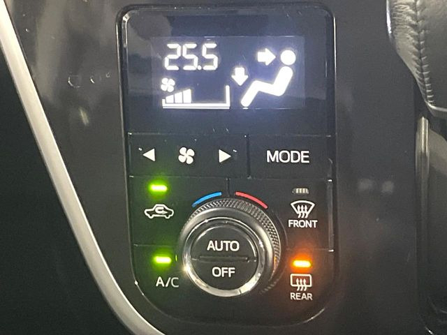 【オートエアコン】一度お好みの温度に設定すれば、車内の温度を検知し風量や温度を自動で調整。暑い…寒い…と何度もスイッチ操作をする必要はありません。快適な車内空間には必須の機能ですね♪