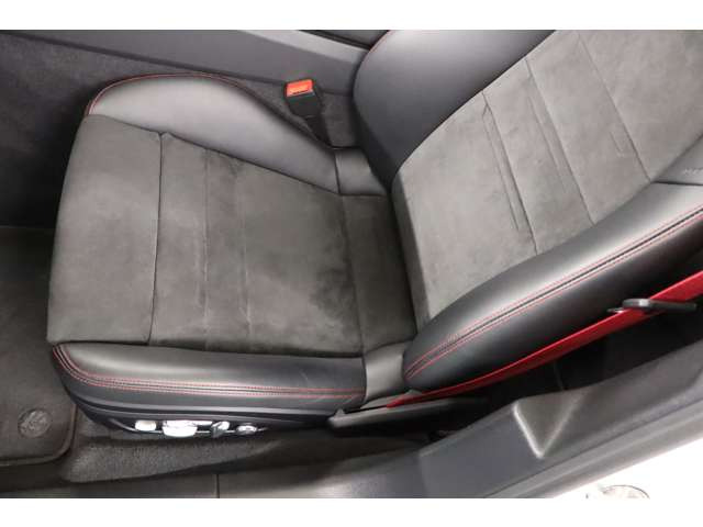 大型ディスプレイと先進的なコックピットが操作性を高め、快適なドライビングをサポートする上質なインテリアです。