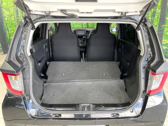 ���i�̂���������ʋ΁A���}���ɏ\���ȉ׎��X�y�[�X���m�ۂ��Ă���܂��B�Z�J���h�V�[�g��|���ƁA�傫�ȉו��̐ύڂ��\�ł���