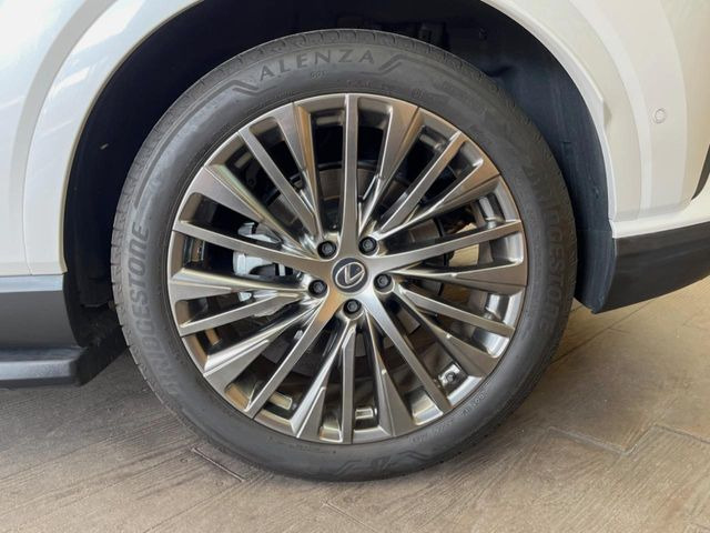 【純正21インチアルミホイール】外観にマッチした純正アルミホイールを装着しております。各種社外アルミホイールや、スタッドレスタイヤも取扱いしております。是非ご相談ください♪