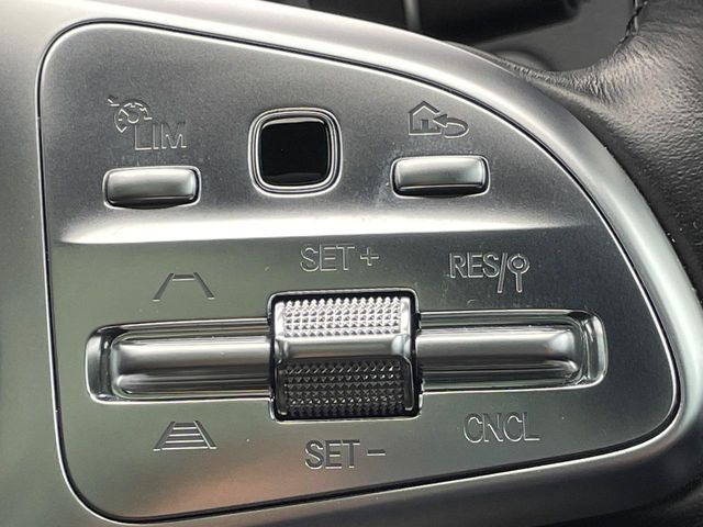 ●ディストロニックプラス:都市、郊外、高速道路などの走行時に、ステレオマルチパーパスカメラとレーダーセンサーにより、前走車を認識して速度に応じた車間距離を維持する次世代のクルコン!