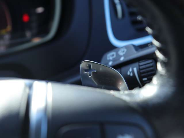 北名古屋店、土浦店は指定整備工場を所有。野田店、横浜店には認証整備工場を所有しています。それぞれの拠点に整備リフトやテスター等の設備機器を完備しています。