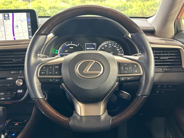 �C���e���A�ɍ��킹���f�U�C���̃X�e�A�����O�́A�^�]�������̂��Ƃ��l���A�^�]���₷���`��A�傫���ł��B�����x�A���ۂɐG���Ă��m���߂��������B