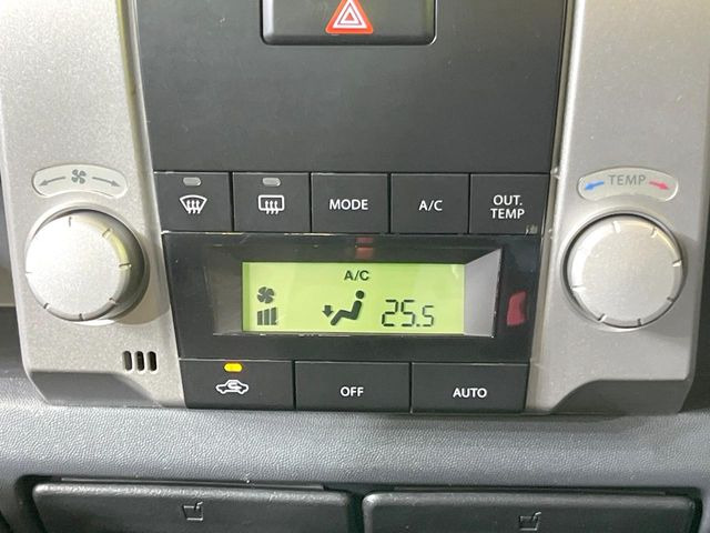 【オートエアコン】一度お好みの温度に設定すれば、車内の温度を検知し風量や温度を自動で調整。暑い…寒い…と何度もスイッチ操作をする必要はありません。快適な車内空間には必須の機能ですね♪