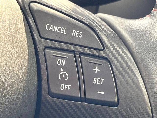 【クルーズコントロール】高速道路もラクラク走行。アクセルを離しても一定速度で走行ができ、長距離運転時の負担を軽減!加速・減速も簡単なスイッチ操作で調整できます。