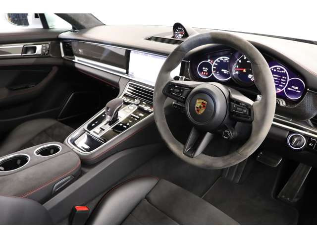 パナメーラGTSならではの加速と俊敏なハンドリングで、日常からスポーツドライブまで楽しめるモデルです。