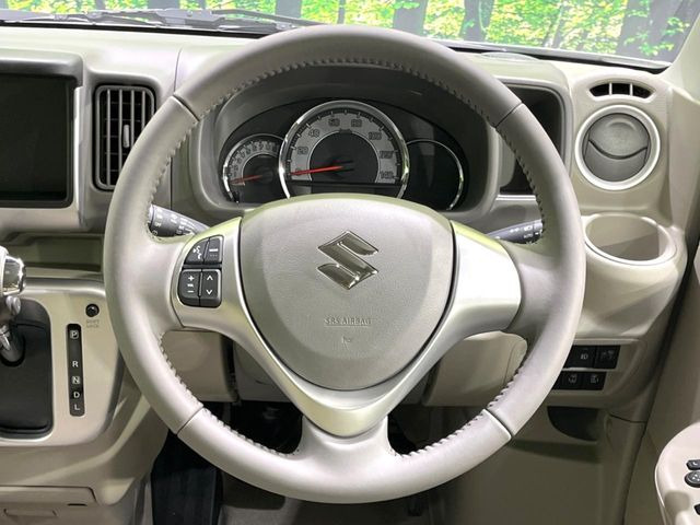 �C���e���A�ɍ��킹���f�U�C���̃X�e�A�����O�́A�^�]�������̂��Ƃ��l���A�^�]���₷���`��A�傫���ł��B�����x�A���ۂɐG���Ă��m���߂��������B