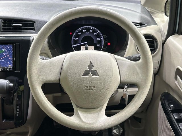 インテリアに合わせたデザインのステアリングは、運転される方のことも考え、運転しやすい形状、大きさです。是非一度、実際に触ってお確かめください。