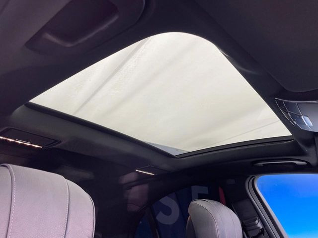 ●パノラミックスライディングルーフ::大迫力のパノラマルーフは、後部座席にまで続いており、開放的な空間をお楽しみいただけます。