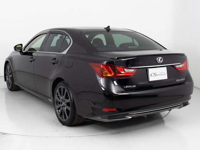 個性的なリアビューで御座います。精悍な佇まいは高級車ならではです。