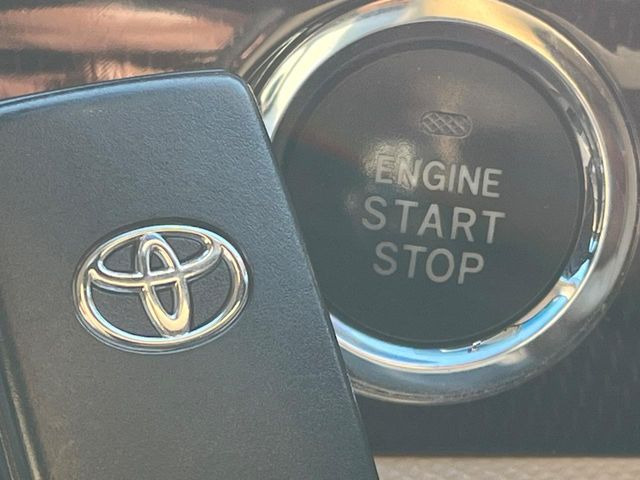 【スマートキー】カバンやポケットに入れたままでもドアの施錠・解錠が可能なスマートキーを装備。エンジンのオン・オフ時もカギを取り出す必要が無いからとっても便利です♪