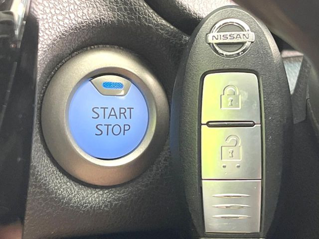 【インテリジェントキー】カバンやポケットに入れたままでもドアの施錠・解錠が可能なスマートキーを装備。エンジンのオン・オフ時もカギを取り出す必要が無いからとっても便利です♪