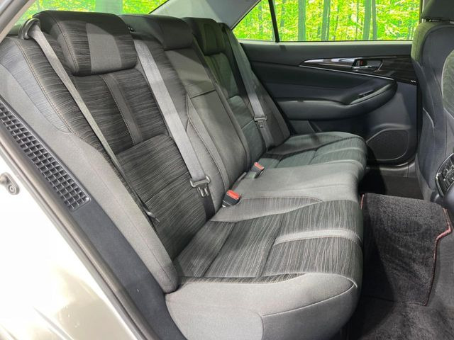 後部座席も気になるようなキズ・汚れやへたり等、大きなダメージはなく、良好な状態です。