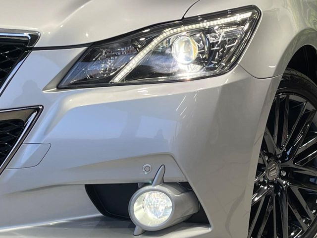 【HIDヘッドライト】非常に明るく前方を照らしてくれるので、悪天候や夜間の走行時も視界良好で安心してお乗りいただけます。