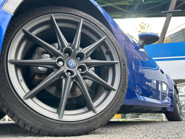 �y����18�C���`�A���~�z�C�[���z�O�ςɃ}�b�`���������A���~�z�C�[���𑕒����Ă���܂��B�e��ЊO�A���~�z�C�[����A�X�^�b�h���X�^�C�����戵�����Ă���܂��B���񂲑��k����������